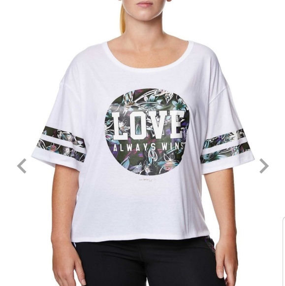 Betsey Johnson Tops - ▪︎cropped tee▪︎